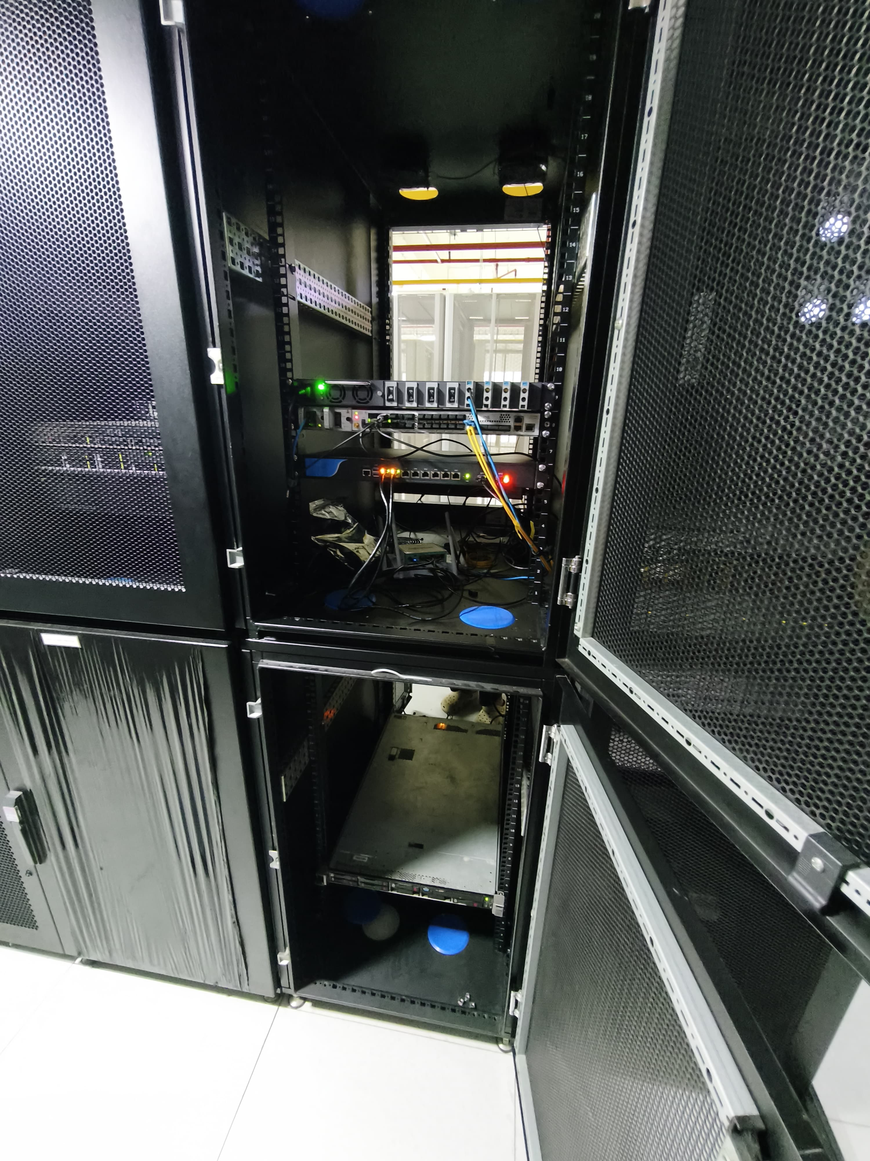 Installed device in rack
